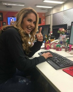 Lucero hizo Facebook Live en Brasil vía SBT Online y Carinha de Anjo