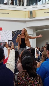 Lucero tomándose fotos con fans en Sanborns Metepec 2018