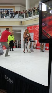 Lucero tomándose fotos con fans en Sanborns Metepec 2018