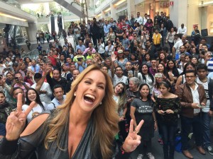 Lucero se toma fotos con sus fans en Mixup