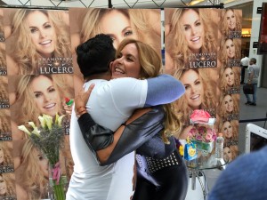 Lucero se toma fotos con sus fans en Mixup