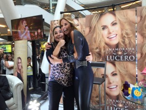 Lucero se toma fotos con sus fans en Mixup